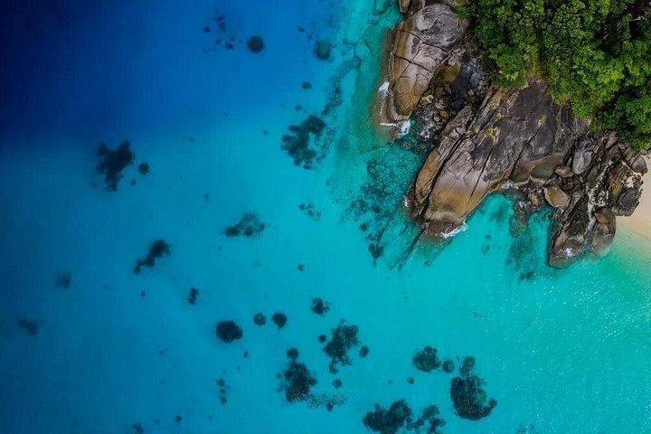 プーケット発、双胴船でシミラン諸島を巡る日帰り旅行