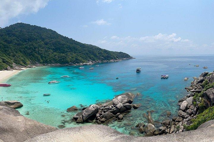 プーケット発、双胴船でシミラン諸島を巡る日帰り旅行