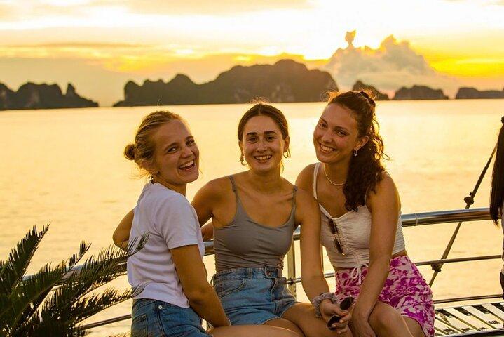 From Cat Ba: Amazing Sunset Boat Tour in Lan Ha Bay
