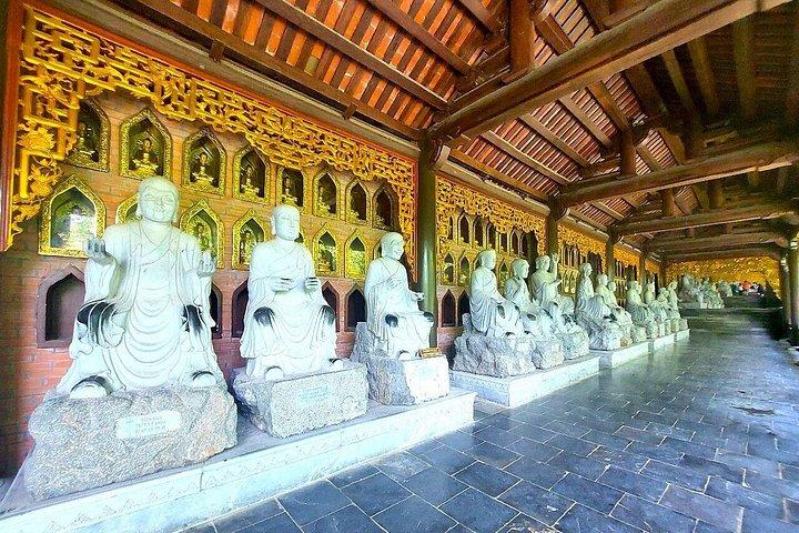 ハノイ：デラックス日帰り旅行で白丁寺とトランアン洞窟を探索