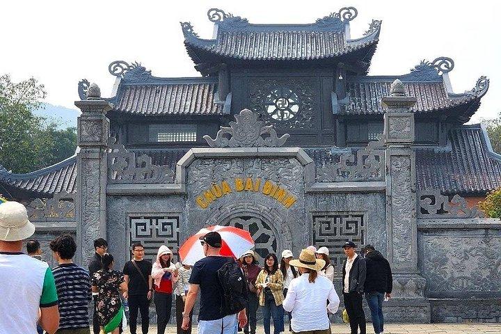 ハノイ：デラックス日帰り旅行で白丁寺とトランアン洞窟を探索