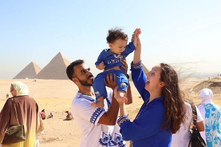 エジプト観光ギザのピラミッドへセラペウムのサッカラとラクダ乗り