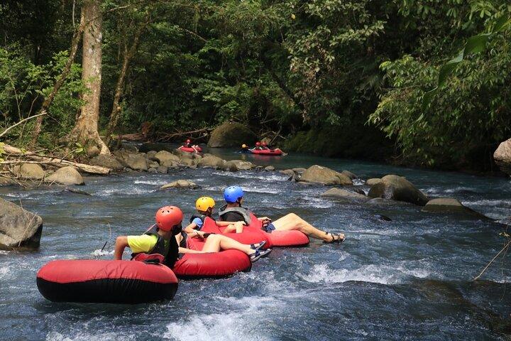 Combo di Río Celeste: Tubing d'acqua, equitazione e pranzo.
