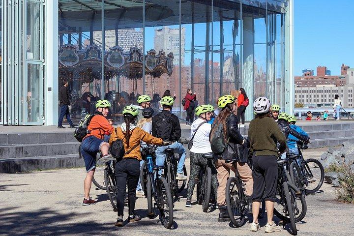 ロウアー マンハッタンとブルックリン ブリッジのガイド付き自転車ツアー