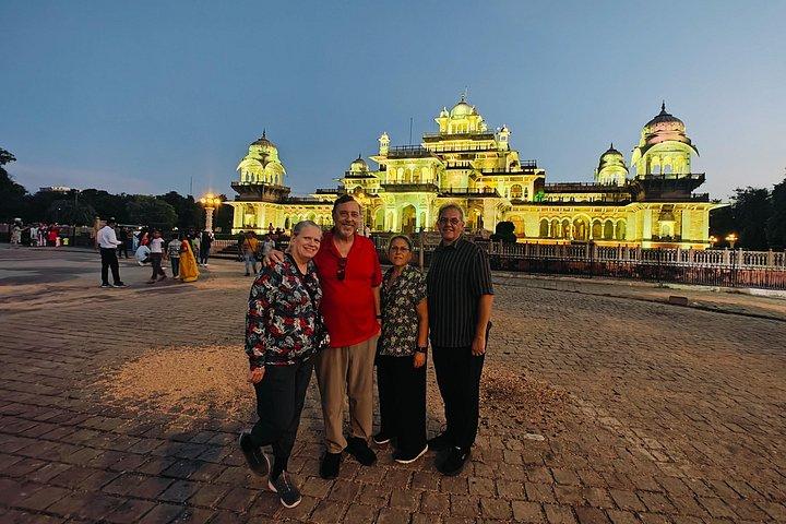 食べ物と飲み物を含むジャイプールのプライベート ナイト ツアー