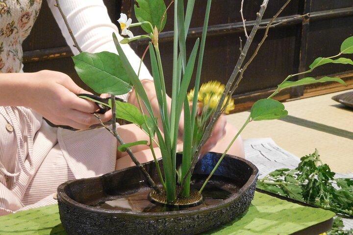 京都の町家で生け花を楽しむ