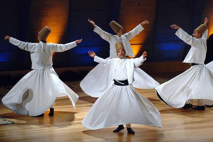 旋回するダービッシュの儀式