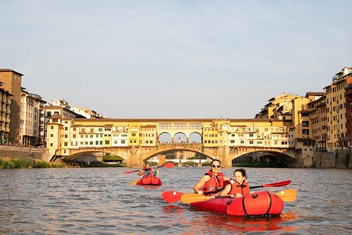Paseos en kayak suave en Florencia bajo los arcos del Pontevecchio.