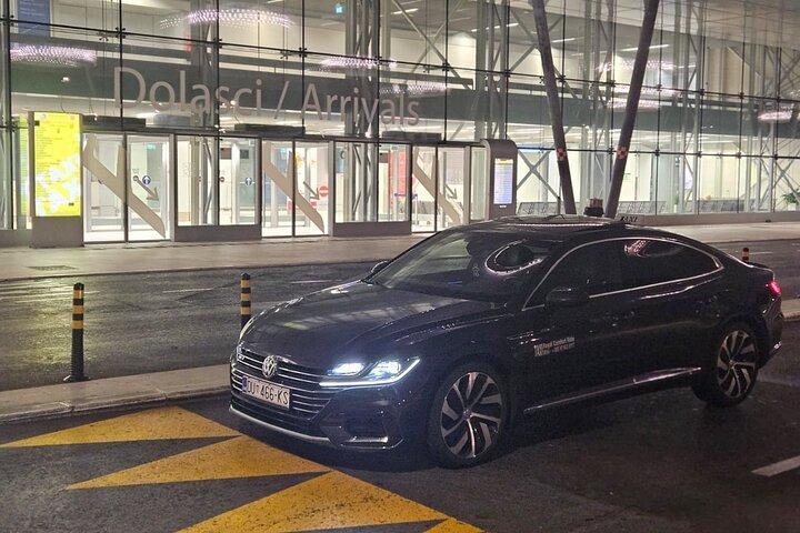 ドゥブロブニク：高級車でのプライベート空港送迎（最大4名）
