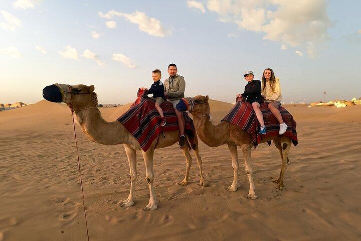 Mattina Red Dune Safari con Camel Trekking e imbarco sulla sabbia