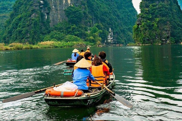 プライベートニンビン日帰り旅行： Local Family, Trang An & Bich Dong