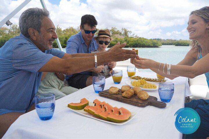 Private 5 Island Tour: Pontoon Boat Cruise med frokost og drikkevarer