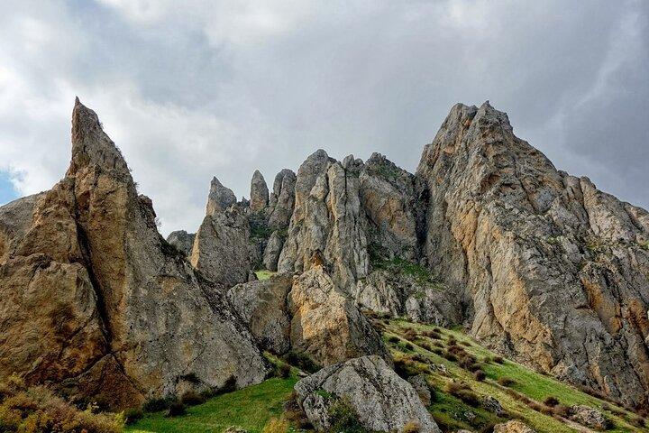 Beshbarmag Berg mit Meerblick und Candy Mountains * Tagestour