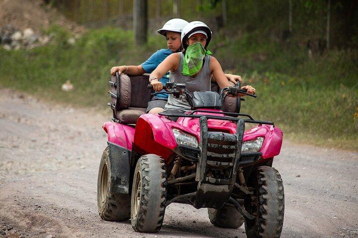 バジャルタでの ATV とジップラインを組み合わせた乗馬。
