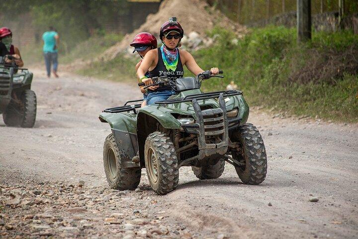バジャルタでの ATV とジップラインを組み合わせた乗馬。
