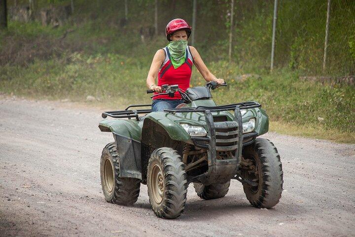 バジャルタでの ATV とジップラインを組み合わせた乗馬。