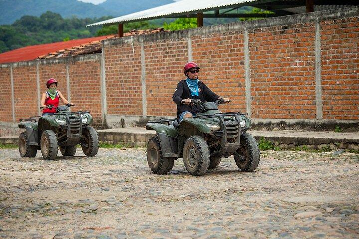 バジャルタでの ATV とジップラインを組み合わせた乗馬。