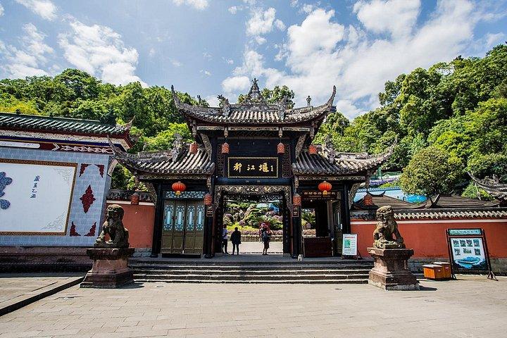 Private Car Tour: Dujiangyan Panda Valley and Irrigation System