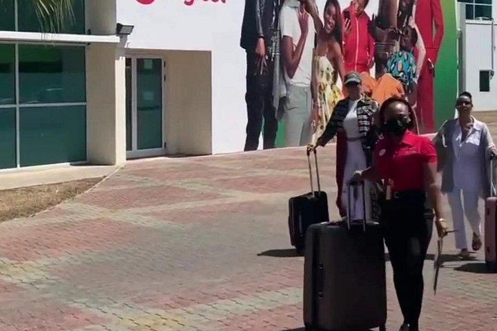 サンガー国際空港（MBJ）への送迎および空港からの送迎