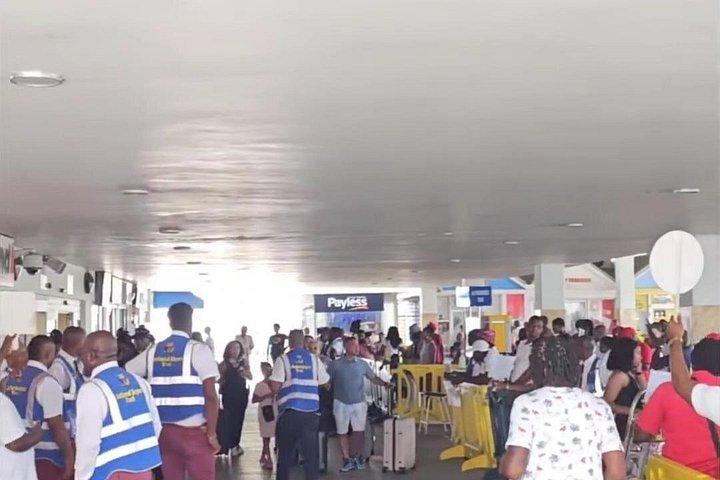 サンガー国際空港（MBJ）への送迎および空港からの送迎
