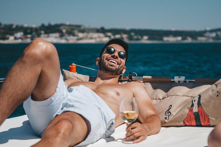 4 Stunden Private Tour mit Tauchgängen im Katamaran in Lissabon