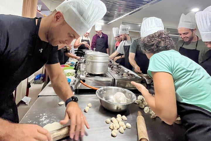 Kathmandu: Lokale Frauen leiten Nepali Koch- & Momo-Making-Kurs