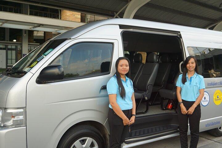Alquiler de minibuses privados en Phuket con guía/conductor experimentado