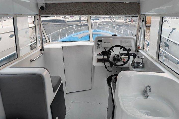ドバイで4時間のプライベート深海釣り旅行