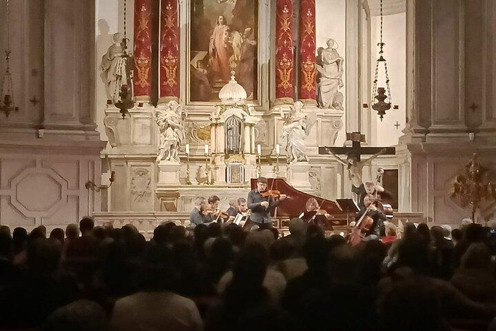As quatro estações na Igreja de Vivaldi (Igreja de Pietà) em Veneza