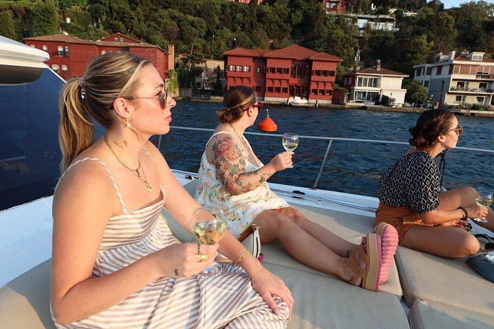 Small Group Yacht Tour With Unlimited Wine, Fruits & Mixed Nuts