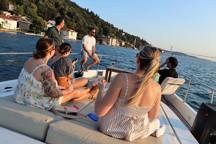 Small Group Yacht Tour With Unlimited Wine, Fruits & Mixed Nuts