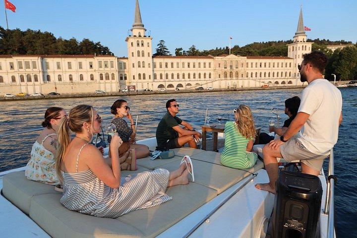 Small Group Yacht Tour With Unlimited Wine, Fruits & Mixed Nuts