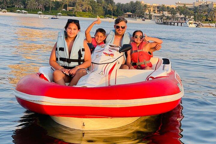 Incroyable excursion en bateau sans chauffeur de 60 minutes à Dubaï