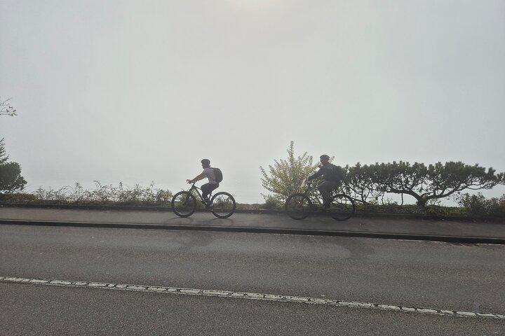 湖クルーズアドベンチャー付きの美しい自転車ツアー