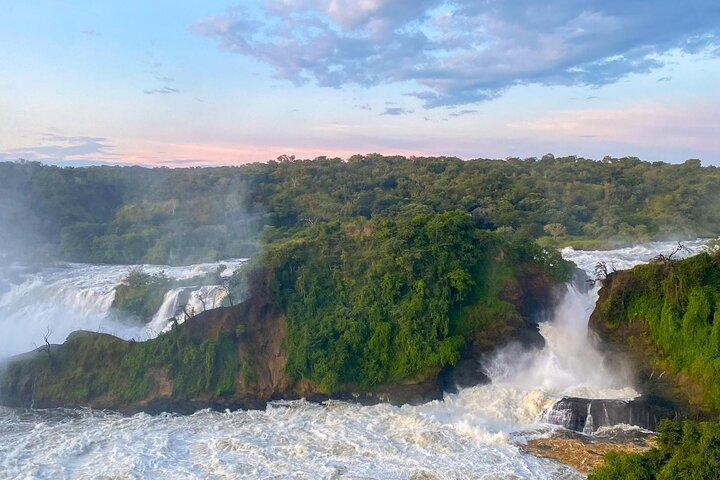 Explorando as quedas poderosas em Uganda