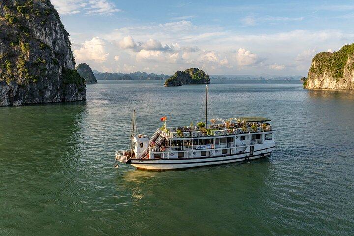 Renea Cruises Piccola barca a Bai Tu Long e Halong Bay