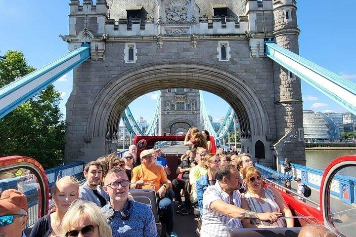 ロンドン：ビンテージオープントップバスでガイド付き観光ツアー
