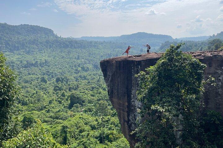 シェムリアップ発プノンクーレンの滝とバンテアイスレイ寺院ツアー