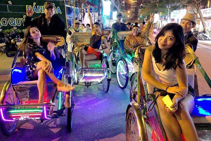 Hue Evening Cyclo Food Tour & musica popolare sul fiume dei profumi