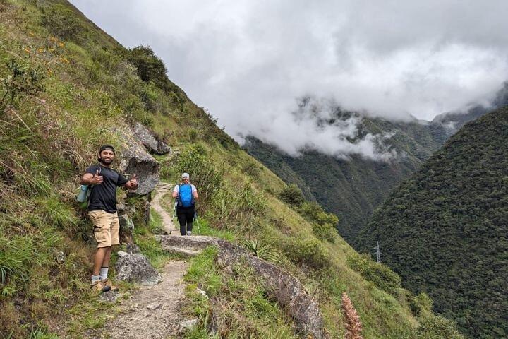 Court sentier inca à Machu Picchu