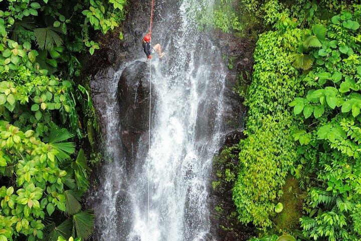 Canyoning Adventure Rappelling Vandfald i Arenal Volcano