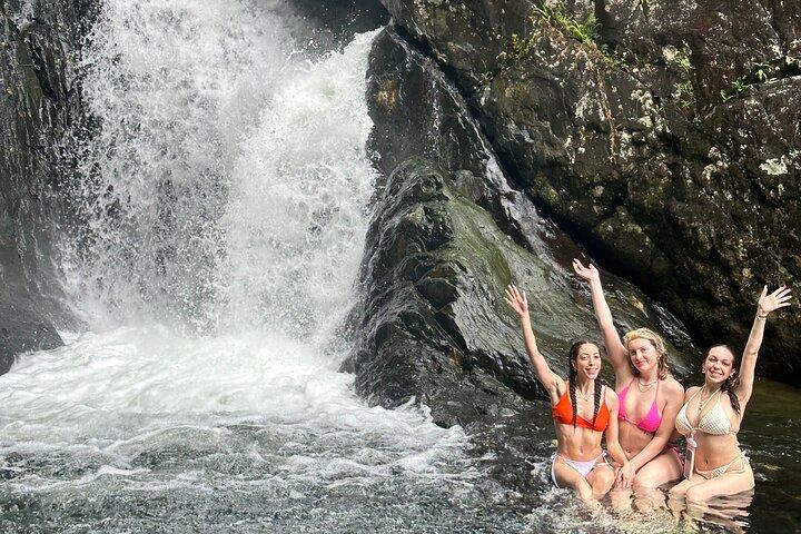 Authentisches El Yunque Regenwald Abenteuer — Wasserfälle und Rutschen