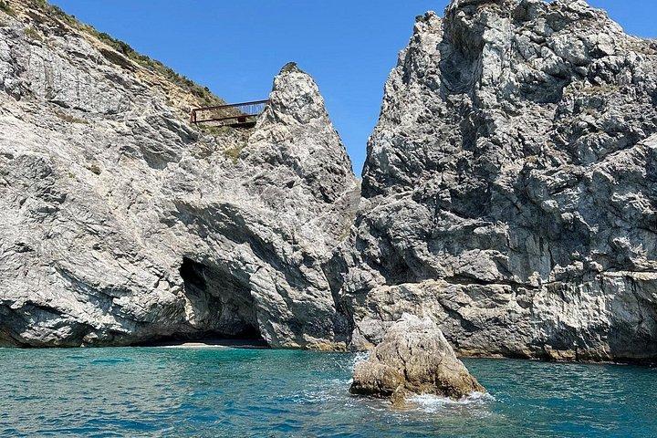 アマルフィ海岸またはカプリ島へのプライベートボートツアー