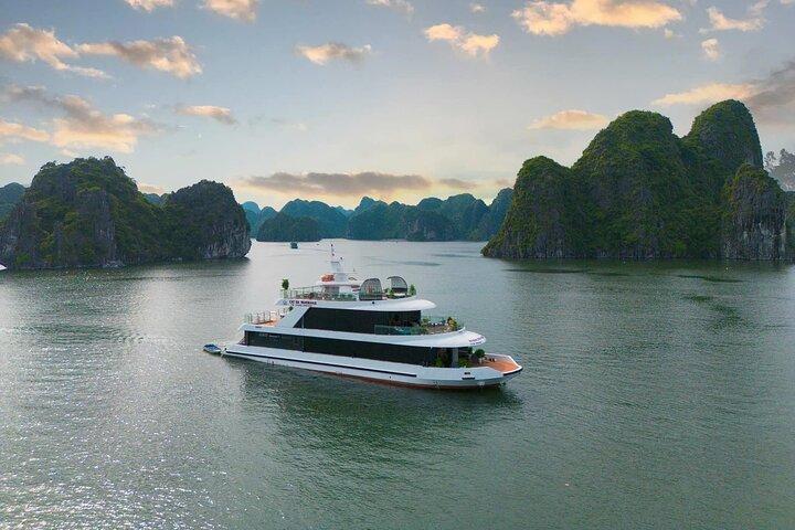 Inesquecível Lan Ha Bay Sunset Tour em cruzeiro de luxo de Cat Ba