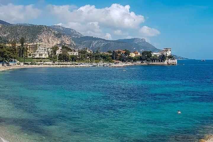 Eze e il tour della Costa Azzurra in una Renault Megane E-Tech