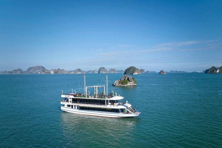 Cruzeiro de Ha Long Bay a partir de Hanoi Kayaking e Cave Island Adventure