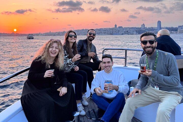 Istanbul Bosporus Sunset Yacht Cruise met Live Gids en Snacks