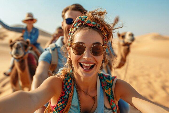 Safári no deserto das dunas vermelhas em Dubai com jantar de churrasco e aventura na areia