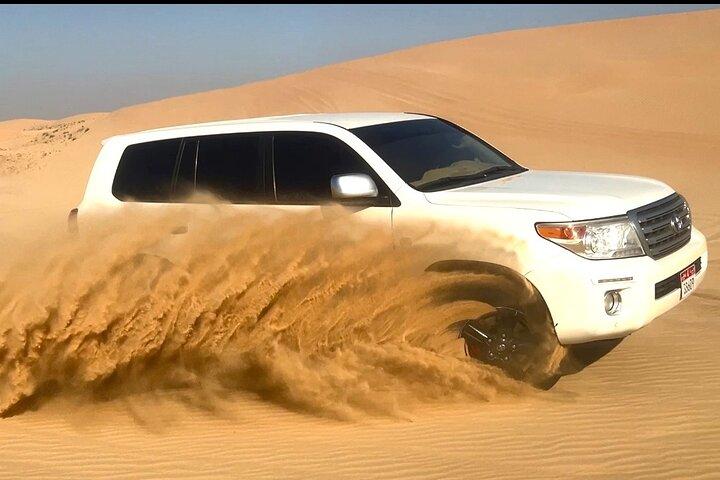 Private Abu Dhabi Sunset Desert Safari mit Sandboarding