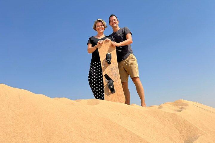 Private Abu Dhabi Sunset Desert Safari mit Sandboarding